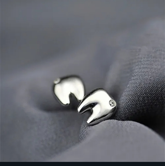🦷🦷NEW🦷🦷ADORABLE!! 925 Sterling Silver Tooth Earrings with tiny CZ🦷🦷 - Picture 2 of 13